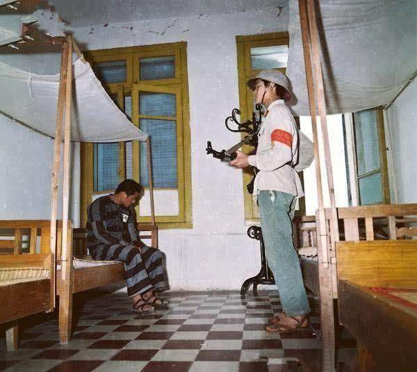 在越南密林监狱,越军希望周秋波投诚,周秋波宁死不屈,最终越军决定