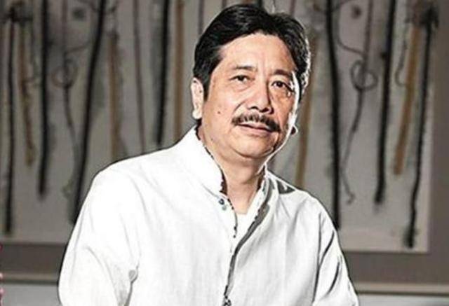 这里的同学多为将帅子女,甚至在班上,周令飞的父亲官是最小的,若不是