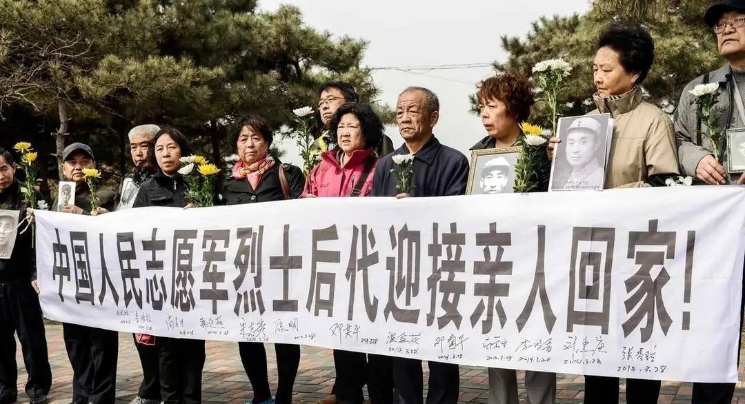 他说,原来想过到韩国扫墓,这次在韩的437具志愿军烈士遗骸回到祖国