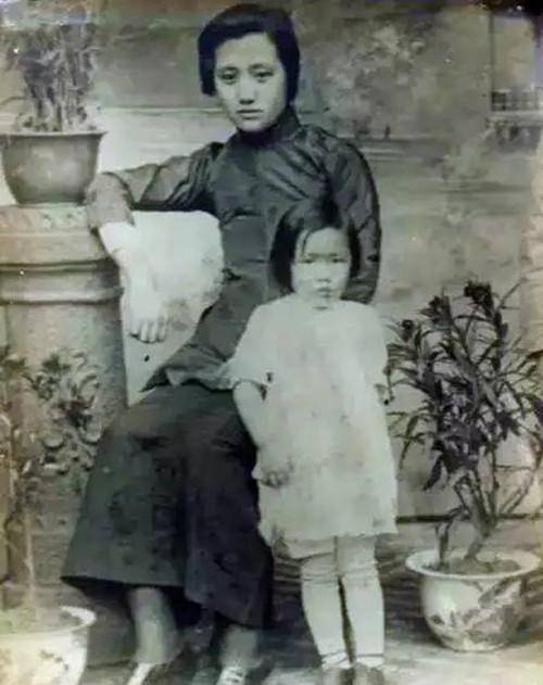 严格,能够有利于培养孩子,她又害怕孩子一味深受帝国主义思想的毒害