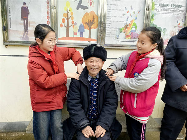 盱眙县鲍集中心小学志愿服务队走进敬老院(图3)