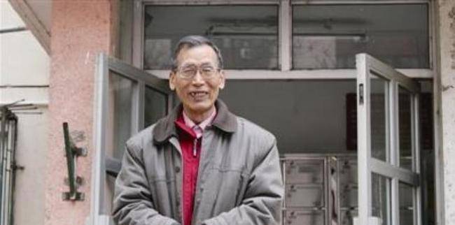 最孤独的外交官吴钟华搭茅草屋修升旗台一人支撑一座大使馆