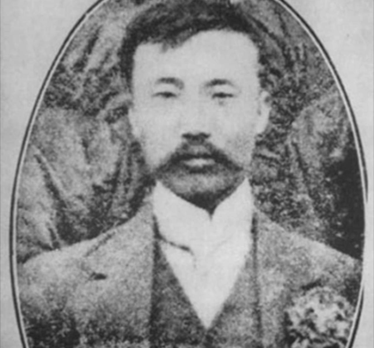 长子李葆华李大钊先生的孙子官至正厅级,并曾获七一勋章,其余子女也都