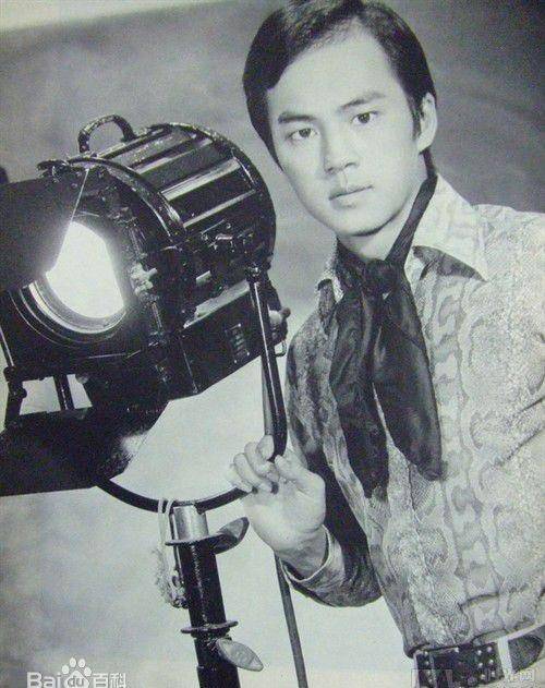 姜大卫3岁时全家移居香港,4岁即当童星,开始了演艺生涯.