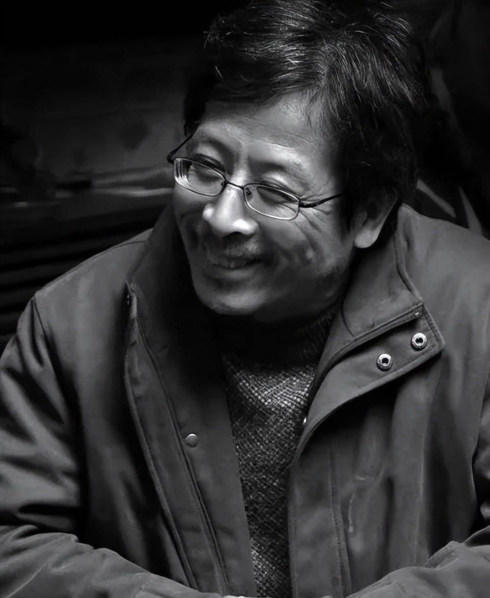 作为老师留在了武汉,这是冷军的选择,但他从来没有止步于教书先生
