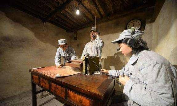 破解了国民党军队的简易密码,获取了很多重要情报,在二万五千里长征中