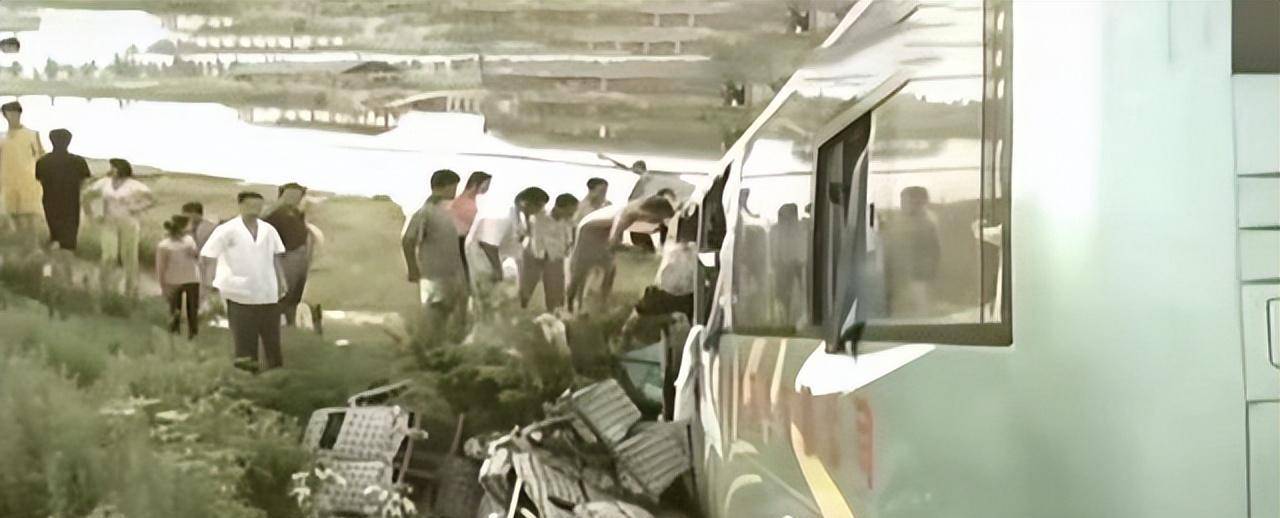 巨大的冲撞力震碎了车上的挡风玻璃,车上的乘客也随着车辆的翻滚在