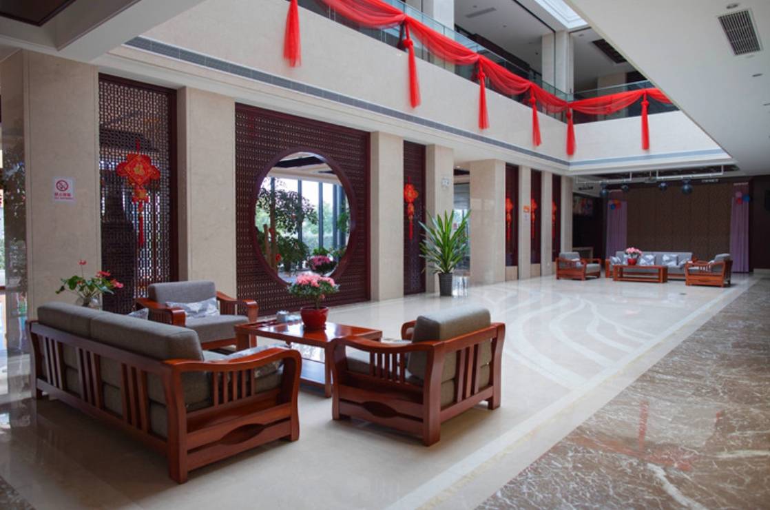 养老院提供不同档次的房型,包括自理房,护理房,舒适房,景观房,豪华房