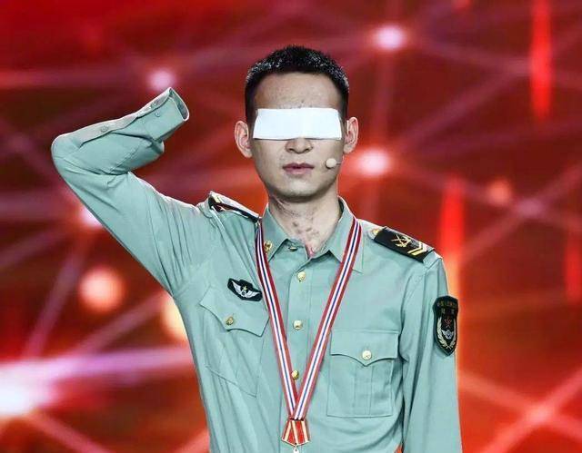 "排雷英雄"杜富国,和平年代被授一等功,一家四兄妹皆坚守一线_杜俊