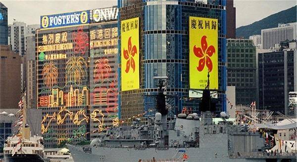 香港回归之夜英国小动作不断旗手朱涛鼻塞棉花血往肚里咽