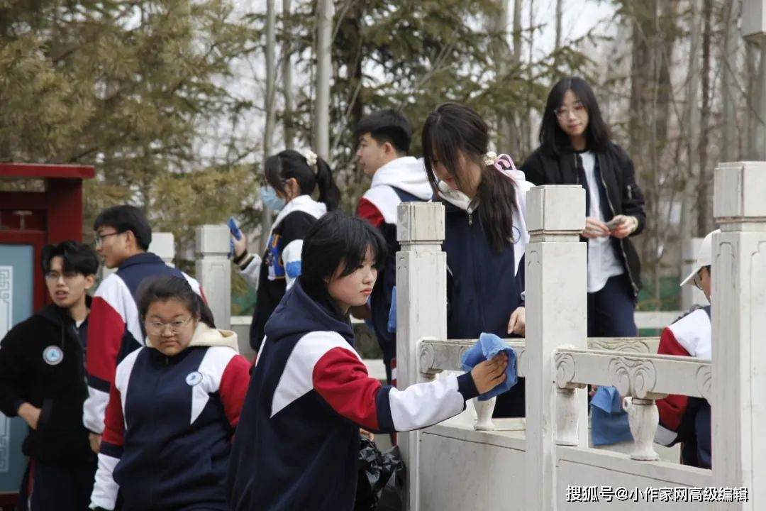 大庆市第二中学师生代表前往吴志国烈士墓开展清明节祭扫活动