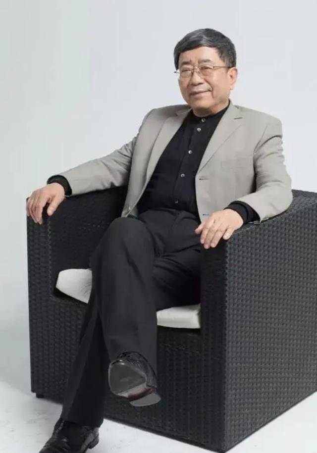 原创揭秘余秋雨另一面:弃13年糟糠妻,娶小16岁新欢,前妻怒斥伪君子_李