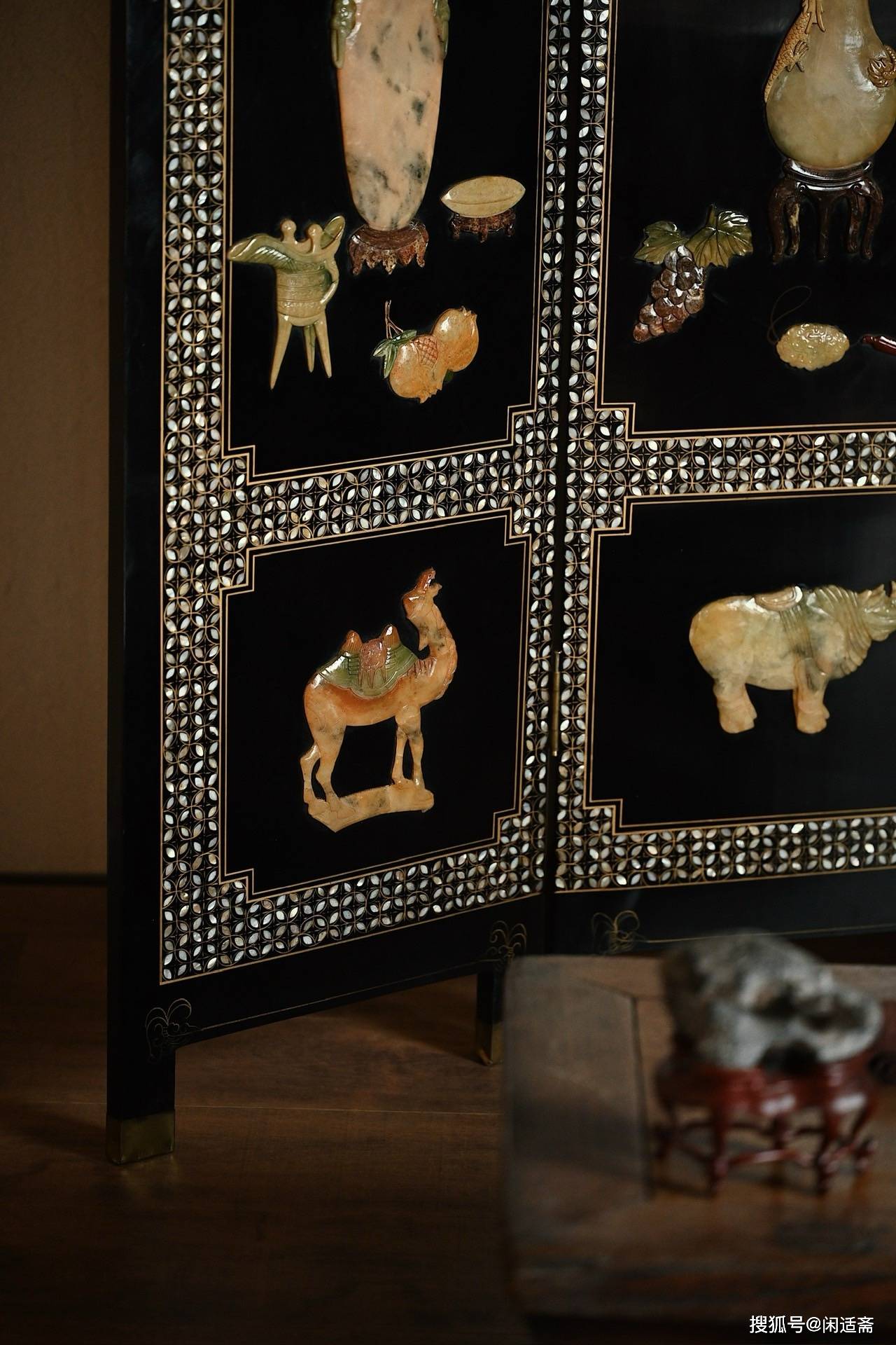 欢迎关注,每日更新家居空间雅器无上智慧,香樟木雕,文殊师利菩萨吴带