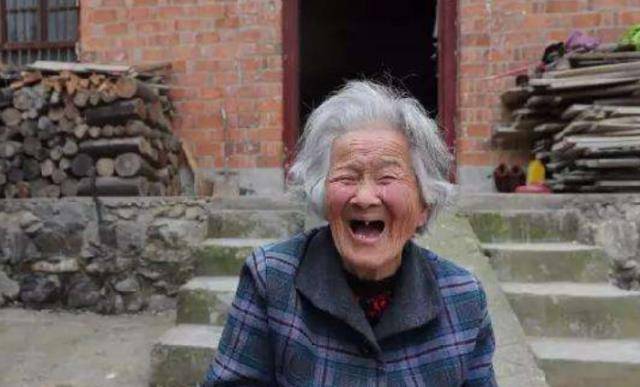 陕西一位9旬老太,临终前才暴露了真正身份,村民:难怪不上户口_王玉兰