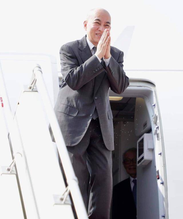 原创在西哈莫尼国王下乡扶贫的时候英国王子安德鲁在忙着干什么