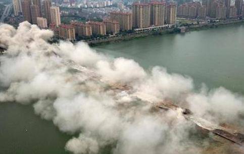 结语:沱江大桥受到了两次残酷的强制拆除,大桥不但没有达到被爆炸拆除