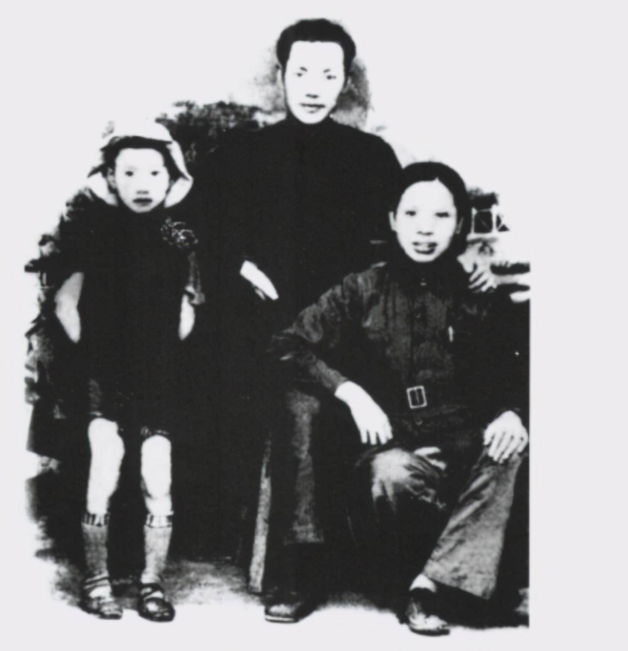 原创原创张文秋丈夫陈振亚被毒害口鼻流血染红床单牺牲后她才知有孕