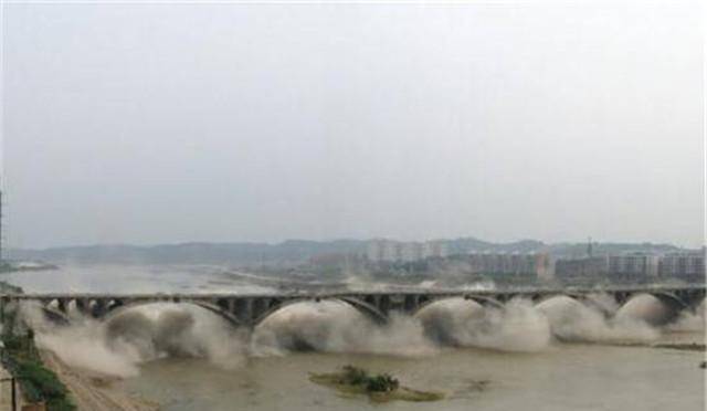 这座大桥被专家鉴定为危桥数吨炸药引爆后炸出一群伪专家