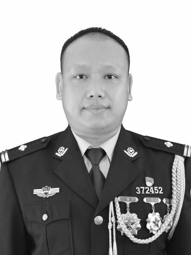 边境管理支队执法调查队副队长蔡晓东同志在边境一线抓捕毒贩过程中