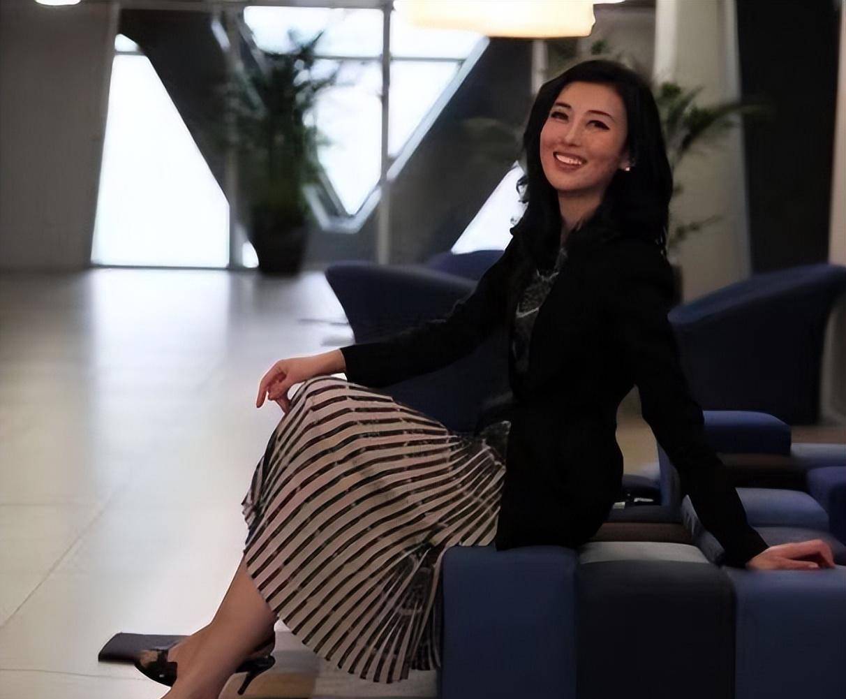 原创14岁辍学18岁逃婚从洗碗工逆袭成央视一姐这个东北姑娘不简单