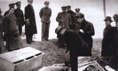 两名法警将川岛芳子押到监狱西南,让她面墙跪下.