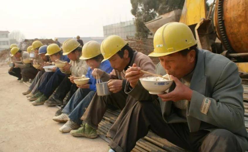 原创原创河南包工头抢银行携百万赃款潜逃16年后身价过亿娶4个老婆