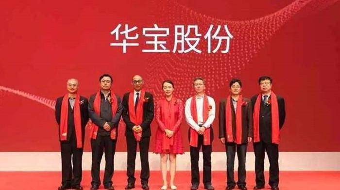 这种不光彩和违法的方式割的是广大股民韭菜,肥的是华宝公司和她个人