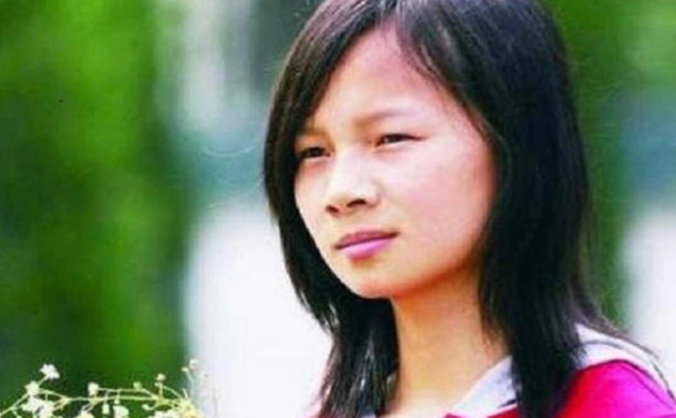 98年洪灾抱树女孩,如今成一名警察,见昔日救自己的武警热泪相拥_江珊