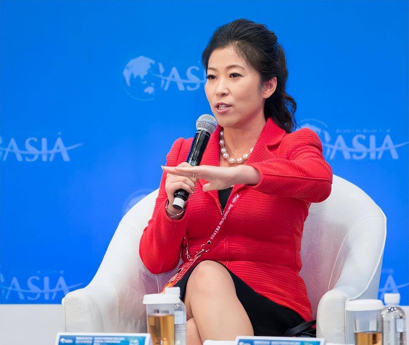 原创双料冠军吴冰退役后赴美结婚伙同老公回国捞金卷款44亿潜逃