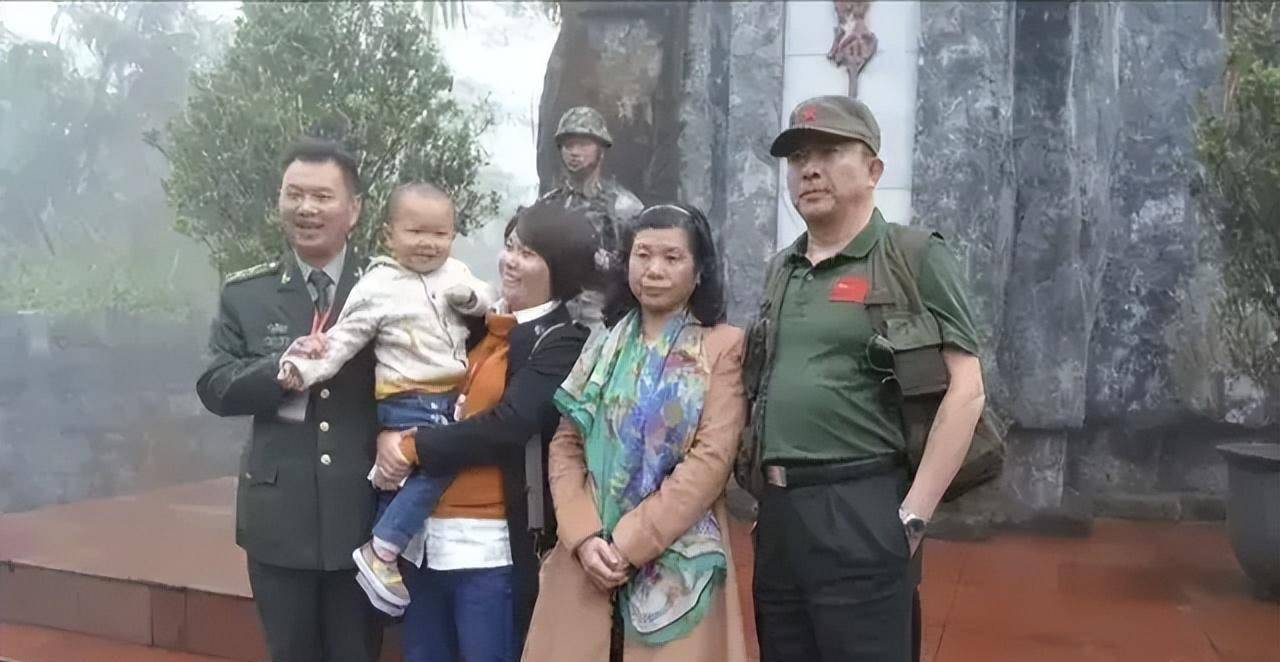 张大权牺牲时留下9岁的儿子张平和4岁的女儿张艳.