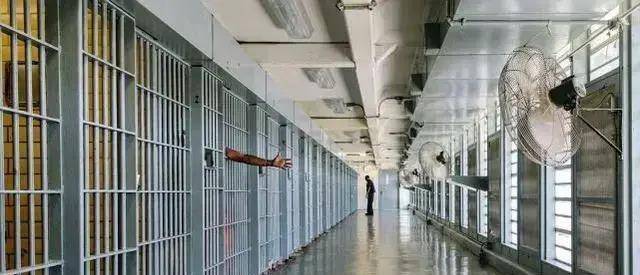 原创曾是县城里小有名气的商人却成了黑帮老大的骨干分子