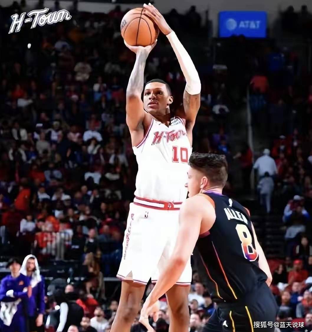火箭对阵马刺,小史密斯得到15分9篮板2抢断;火箭对阵奇才,小史密斯