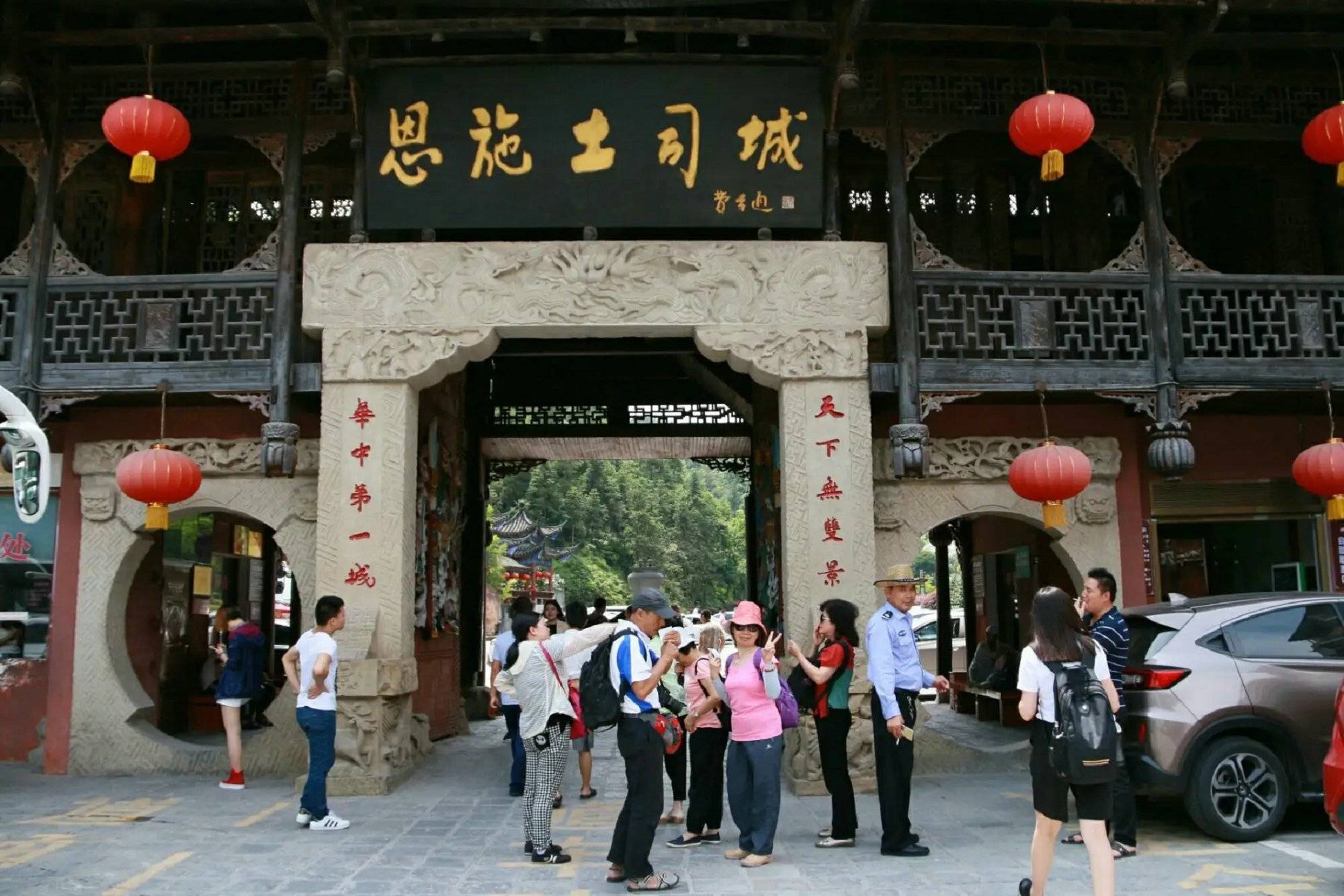 站在玻璃栈道上,你可以俯瞰整个峡谷,感受大自然的鬼斧神工.