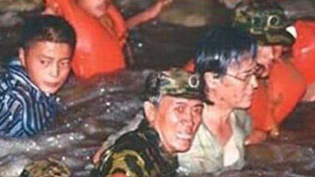 "98抗洪"总指挥,现场流泪数次,享年76岁,让人敬佩_董万瑞_董三榕_英雄