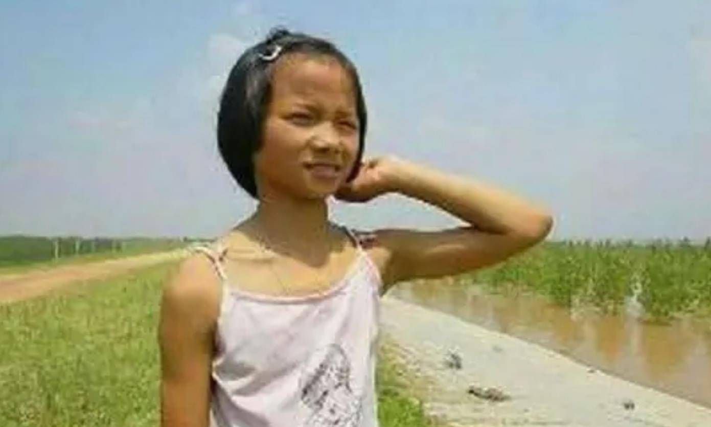 98年洪灾抱树女孩,如今成一名警察,见昔日救自己的武警热泪相拥_江珊