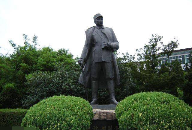 副军长项英,参谋长周子昆两位新四军高级干部,要是不牺牲的话,肯定是