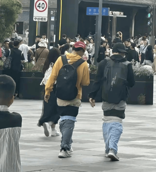 "西海岸"的风终于吹到了成都!这样拉垮的穿搭,让人不敢苟同