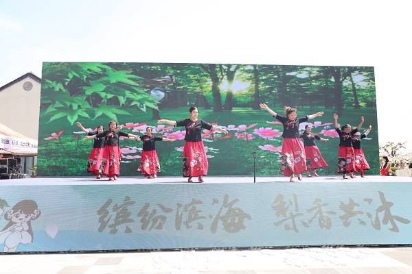 滨海县新风尚文艺宣传志愿服务中心广场舞专场让梨花文化月倍添精彩