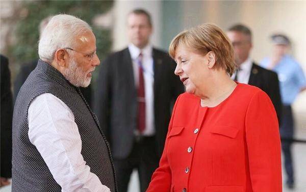 "强悍"的默克尔:16年不婚,与二婚丈夫同住12年,选择悄悄结婚_生活_安