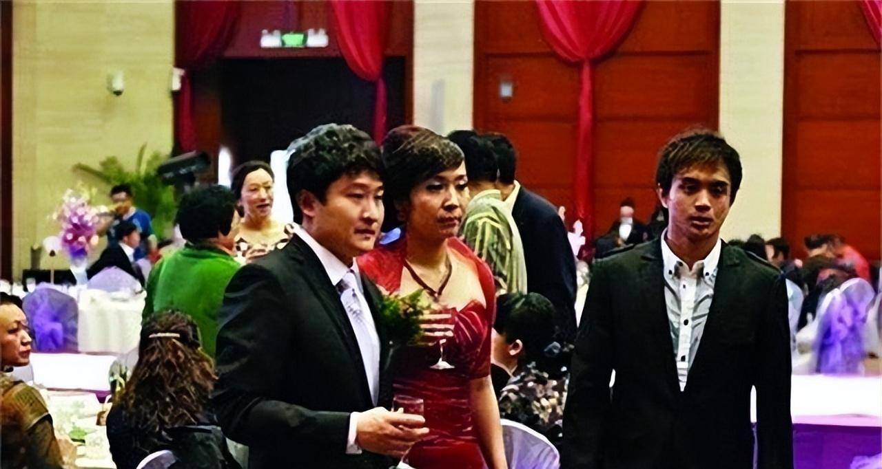 2011年,王克楠与妻子赵臻结婚.