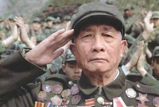 为了充饥,他在闲暇的时候就领着孩子们到地里去捡豆皮子,挖野菜,以此