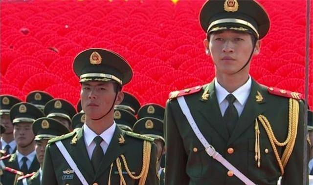 原创中国旗手高红甫11年升旗6200次0失误光荣退役后还和国旗为伴