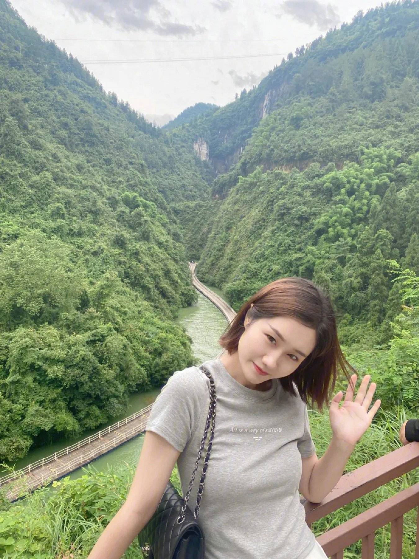 恩施本地团美女导游小夏:19574495470 (添加微信)全面了解旅游攻略.