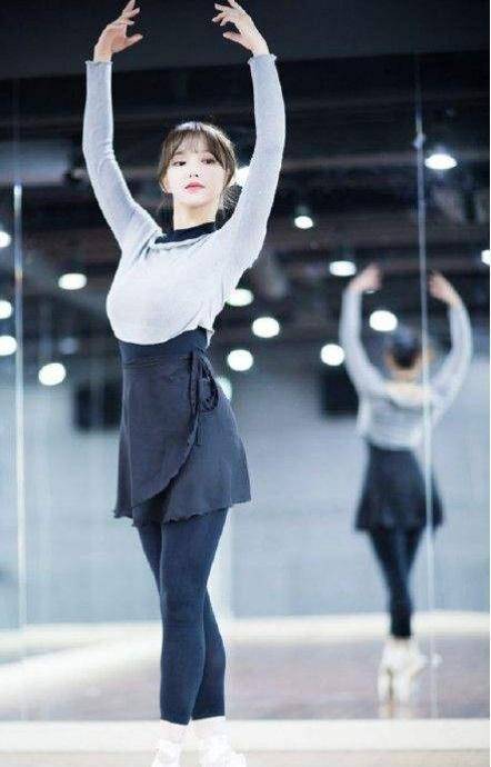 程潇太胖穿不了紧身裤当她换上芭蕾服后网友真人版芭比娃娃