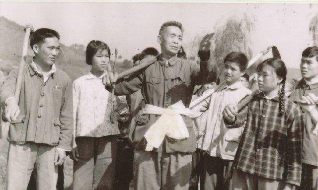 他官至少将,却非要辞职当农民,女儿当兵靠自己本事_甘祖昌_新疆_授衔