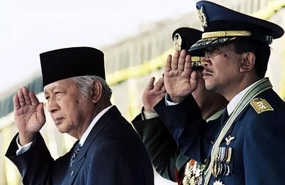 原创原创苏哈托19岁参加殖民军队21岁当伪军45岁官至少将执政32年