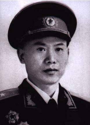 这名军人,刚刚还是一名侦察参谋,一转眼,便成了军区司令_陈赓_高厚良