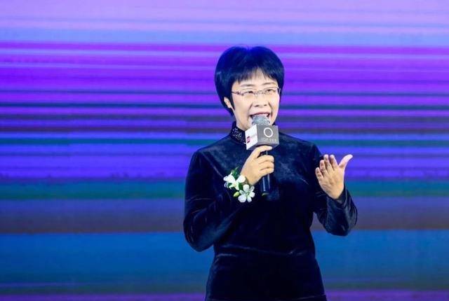 百家讲坛",到后来成为央视历史节目的常邀点评嘉宾,蒙曼因为自己的