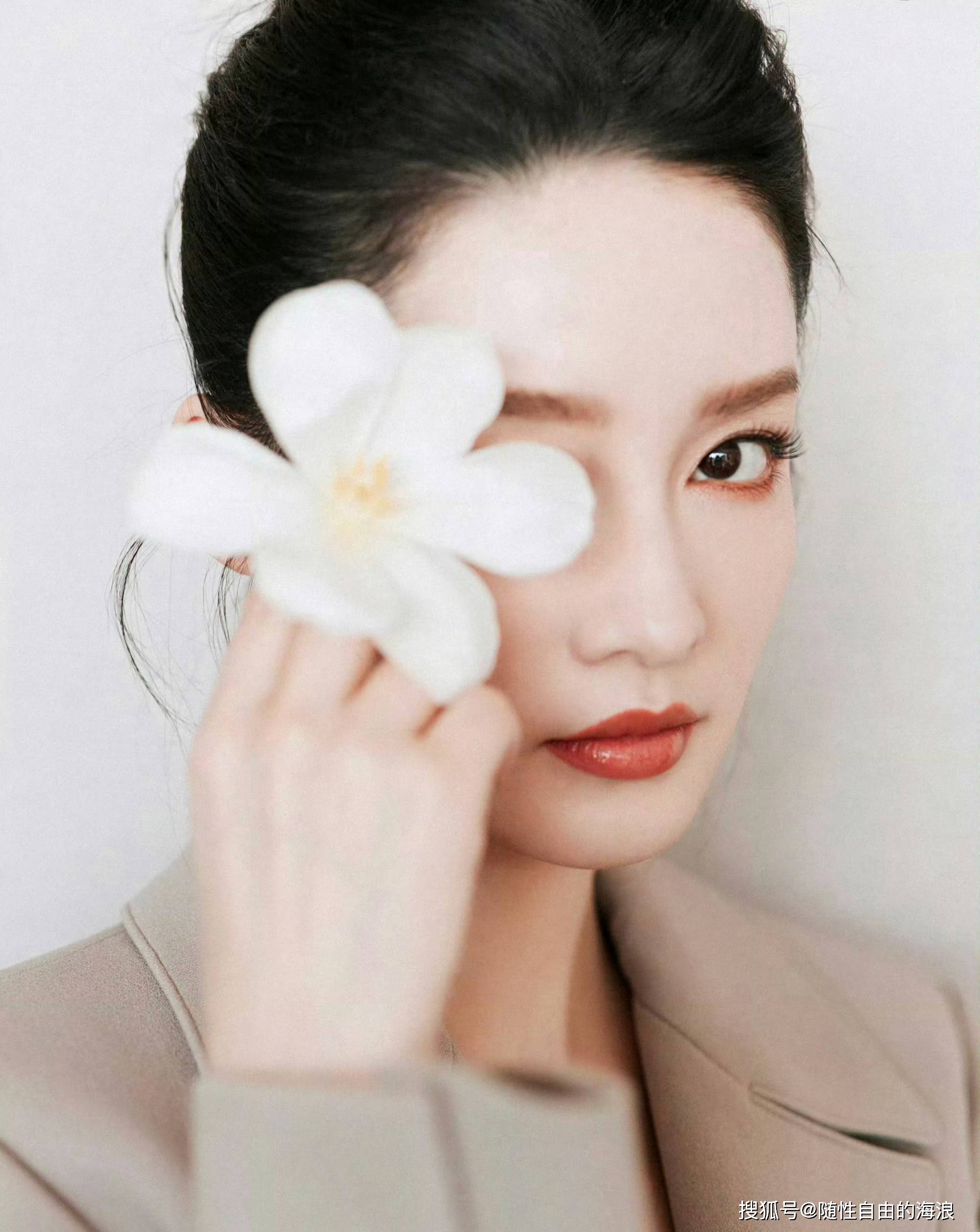 李沁最新造型一身西装裙肤白貌美身材超好真是太漂亮啦