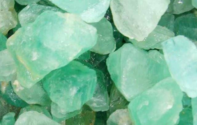 其他世界宝石级别的萤石主要分布在美国,哥伦比亚,瑞士,意大利,英国